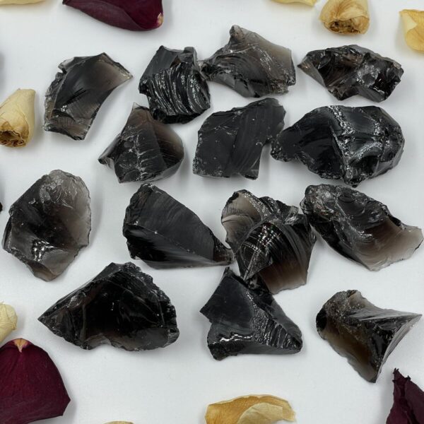 Juodasis obsidianas (vulkaninis stiklas), 13-20 gr.