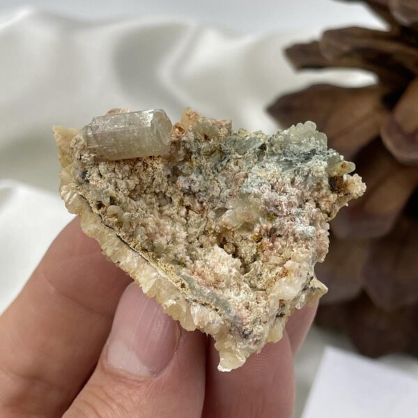 Apatito kristalas uolienoje, 25 gr.