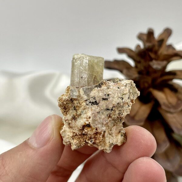 Apatito kristalas uolienoje, 26 gr.