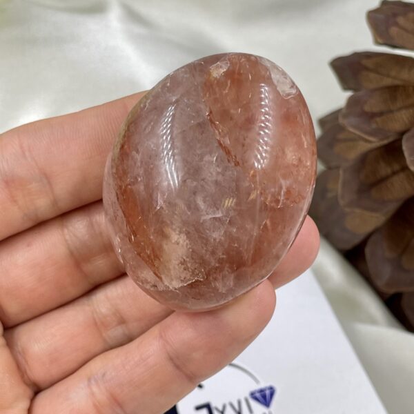 Kvarco su raudonu hematitu delninukas (hematoid quartz), 85 gr.
