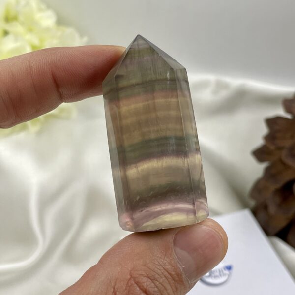 Vaivorykštinio fluorito bokštelis, 64 gr.