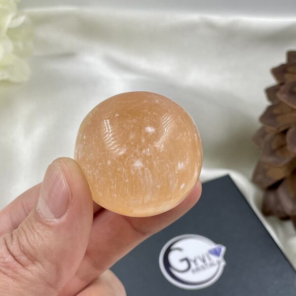 Oranžinio selenito rutulys (sfera), 73-76 gr.