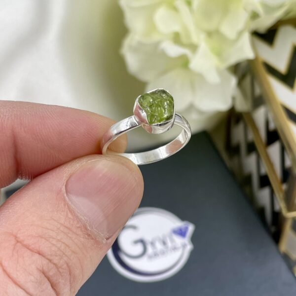 Žiedas su peridotu (olivinas), 17,5 dydis