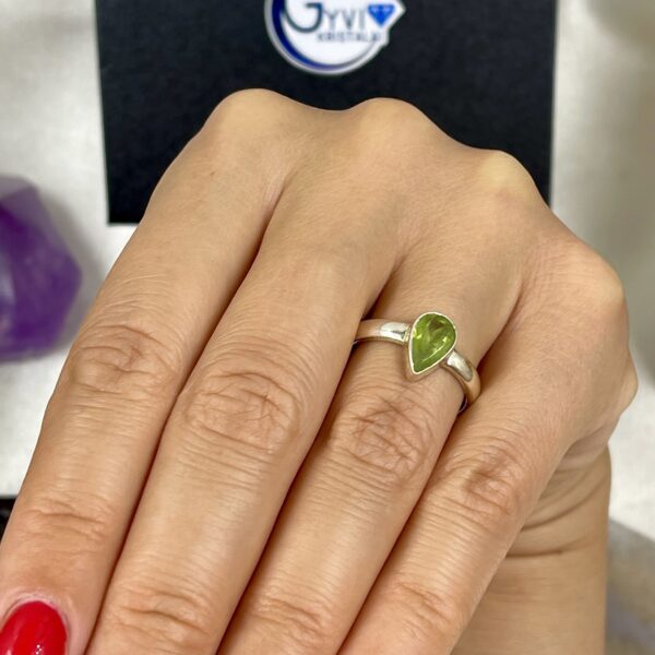 Žiedas su peridotu (olivinas), 17,2 dydis